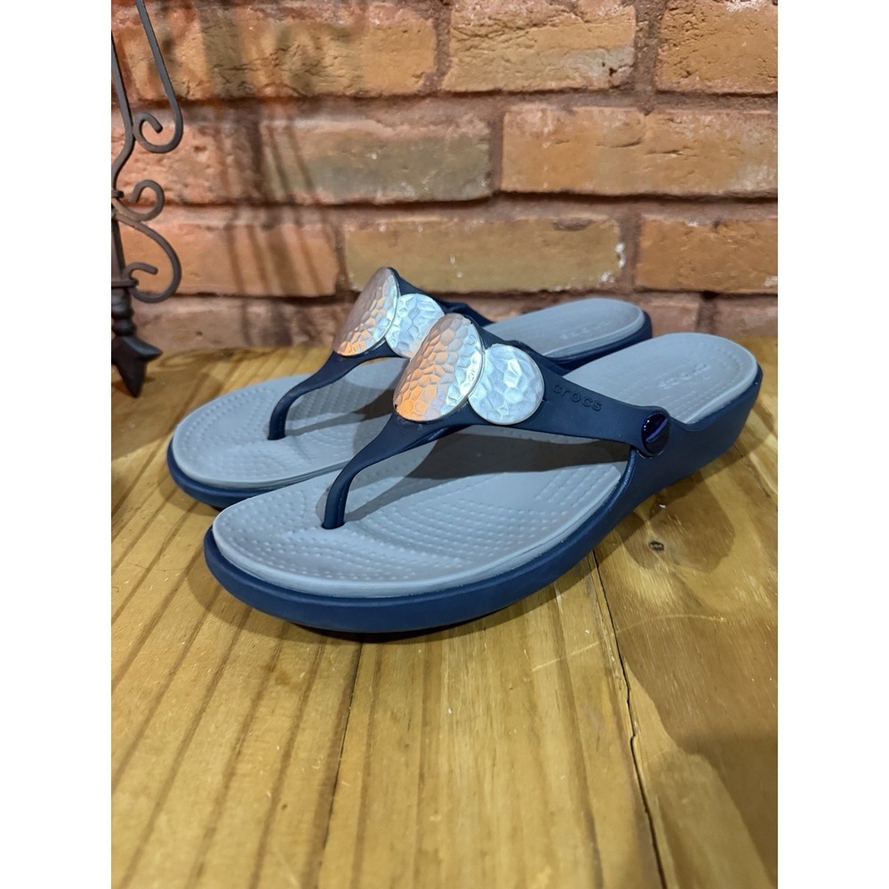CROCS Sanrah Women's 9 Silver Hammered Circle Rings BLUE Wedge Sandals - Picture 4 of 10
